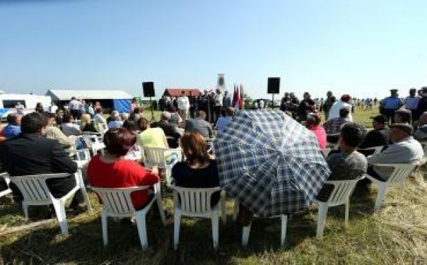 „Ahol színpad volt, most szögesdrót lesz a hármas határon”