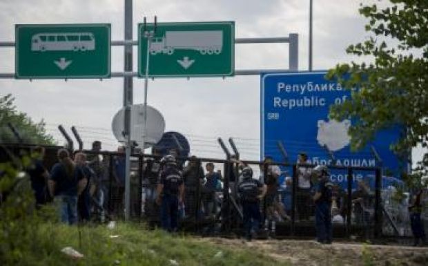 Bedöntötték a határt lezáró kaput a menekültek Röszkénél