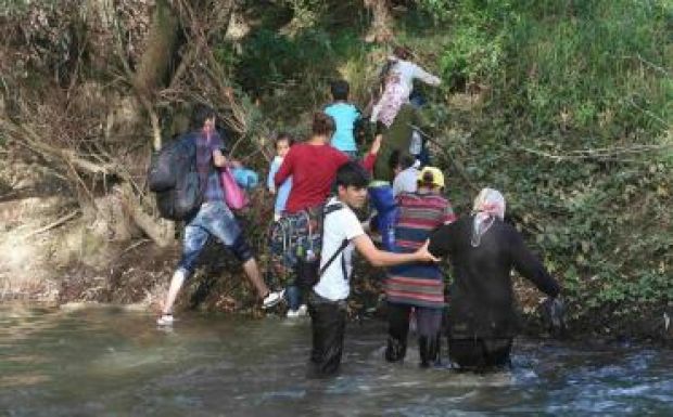 A határfolyón átkelve próbálnak Szlovéniába jutni a menekültek