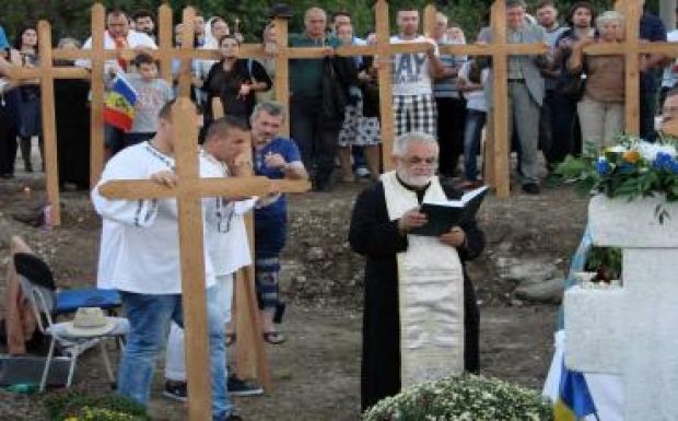 Ötszáz kereszttel tüntettek a bukaresti mecset építése ellen 