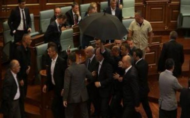 Tojással dobálták meg a koszovói miniszterelnököt a pristinai parlamentben