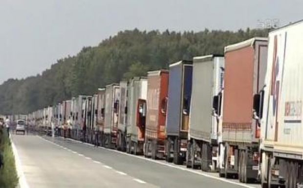 A szerb hatóságok Románia és Bulgária felé irányítják a teherforgalmat
