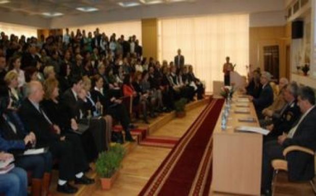 Fellélegezhet háromezer egyetemi tanár