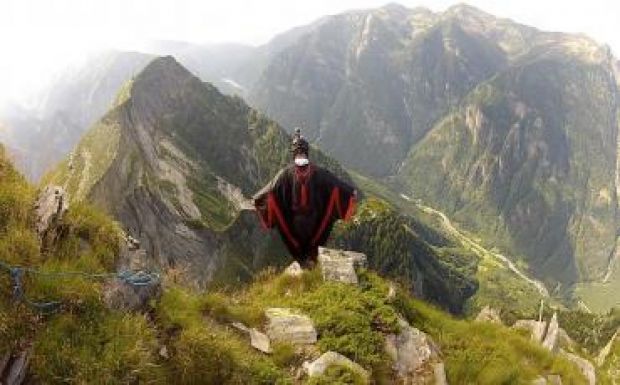 Szárnyasugrás közben szörnyet halt egy extrémsportoló