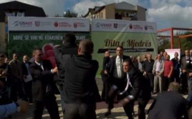 Ismét tojással dobálták meg a koszovói miniszterelnököt