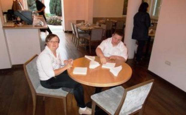 Egalitas-vendéglő: fogyatékkal élők szolgálják fel a brassói pecsenyét