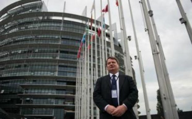 Felfüggesztette az Európai Parlament Kovács Béla mentelmi jogát