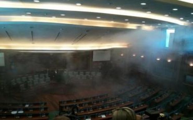 Ismét könnygázzal szakította félbe az ellenzék a koszovói parlament munkáját