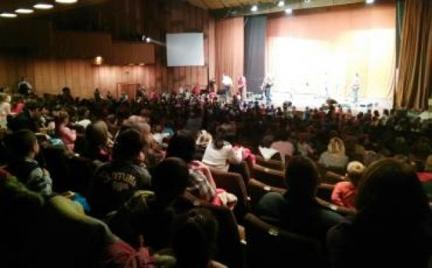 Tomboltak a gyerekek az Alma Együttes csíkszeredai koncertjén