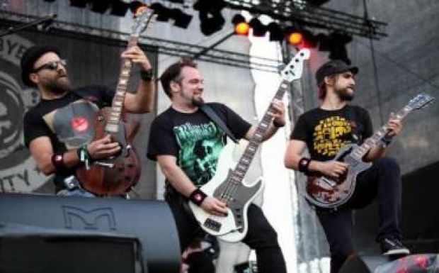 Bukaresti tűzvész: a klubban koncertező együttes két tagja is meghalt