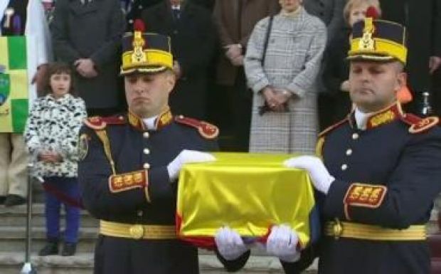 Katonai tiszteletadással szállították a Pelisor-kastélyba Mária román királyné szívét