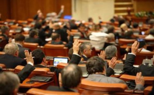 Megszavazták: tíz százalékkal emelkedik decembertől a közalkalmazottak bére