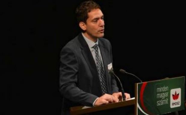 „Nem fogunk névsorokkal futkorászni a kormánypalotában”