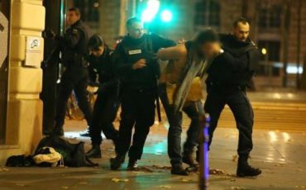 Párizsi merényletek: a világ gyászol, Franciaország megtorlást ígér