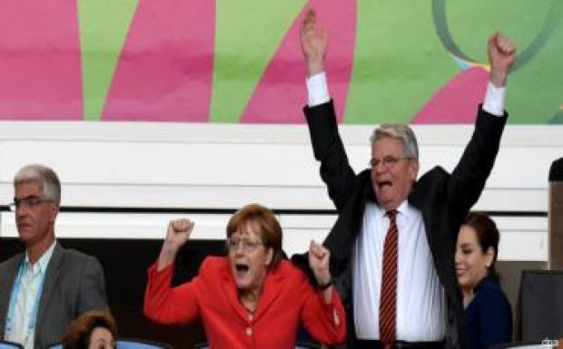 Merkel is ott lesz a keddi német-holland meccsen