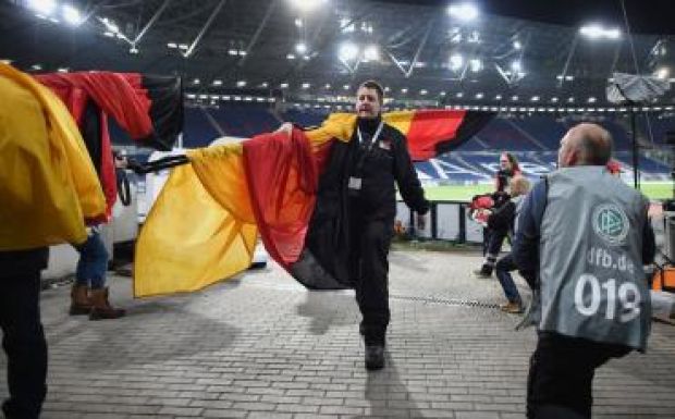 Lefújták a német-holland mérkőzést, evakuálták a stadiont
