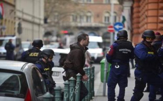 Elsírta magát a bíróságon a Romániába igyekvő brit dzsihadista férfi