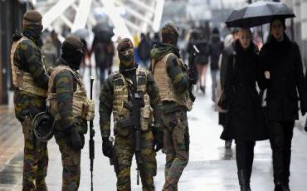 Egyelőre marad a legmagasabb terrorfenyegetettségi szint Brüsszelben 