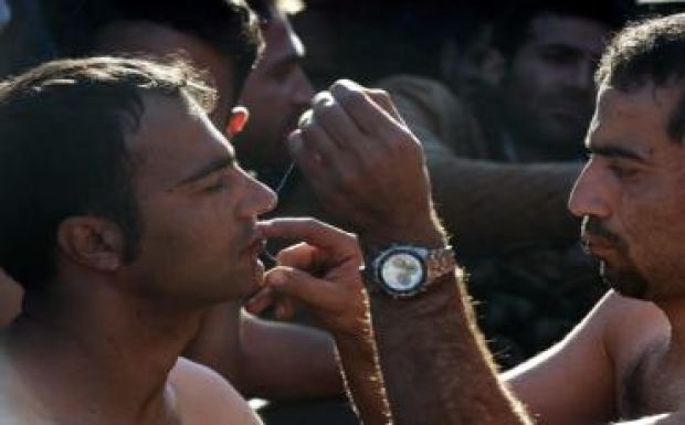 Bevarrott szájjal tiltakoznak menekültek a görög-macedón határon