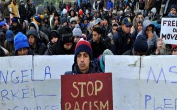 Ismét gyűlik a migránsok tömege a görög-macedón határon