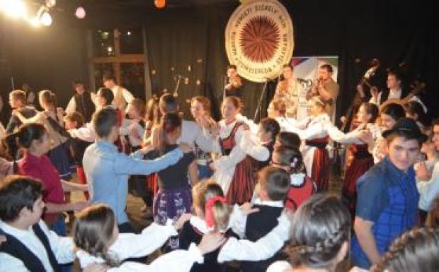 Népviselet-divatbemutató és Csűrdöngölő néptánctalálkozó Csíkban