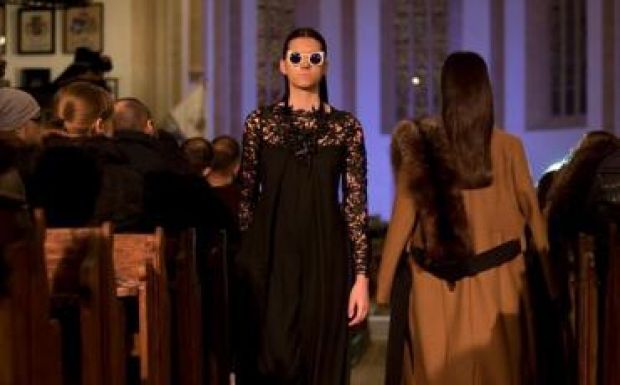 Divatbemutató a templomban: Kató Béla elmarasztalta a kolozsvári egyházközség elnökségét