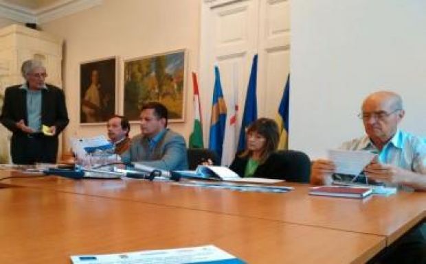 Eltávolítanák a magyar lobogót a csíkszeredai városháza terméből