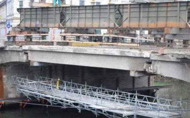 Nagyvárad: kiemelték a Szent László híd 657 tonnás központi lemezét