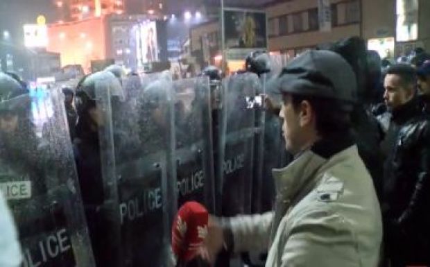 Több tízezren tüntettek a koszovói kormány ellen