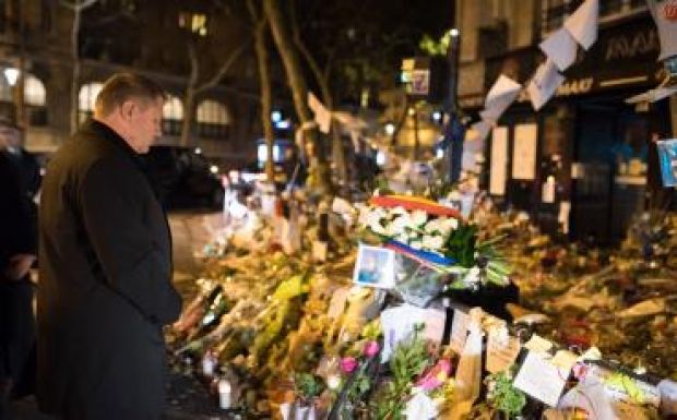 Klaus Johannis is ellátogatott a párizsi merényletek egyik helyszínére