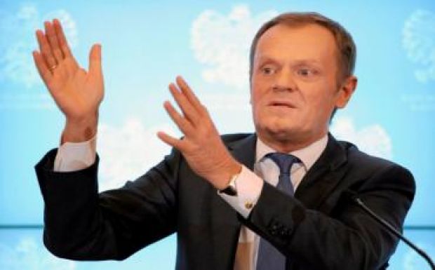 Tusk: őrizetbe kellene venni az illegális migránsokat azonosításuk idejére