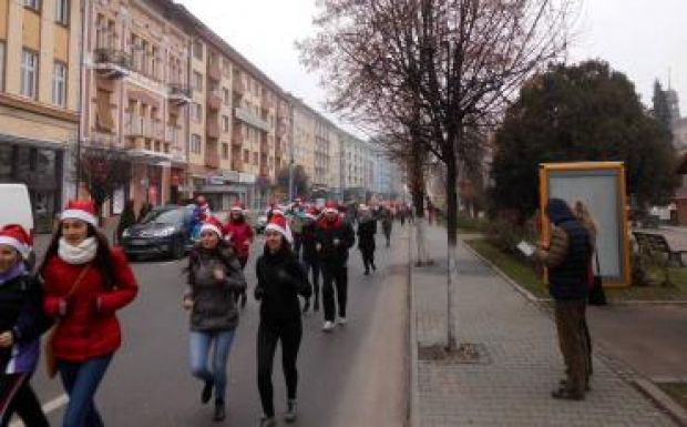 Félezer Mikulás futott Marosvásárhely főterén