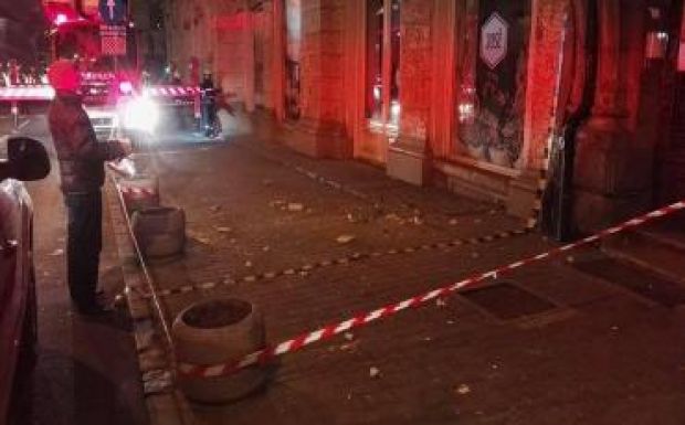 Járókelőt sebesített meg a kolozsvári Continental szállóról lehulló vakolatdarab