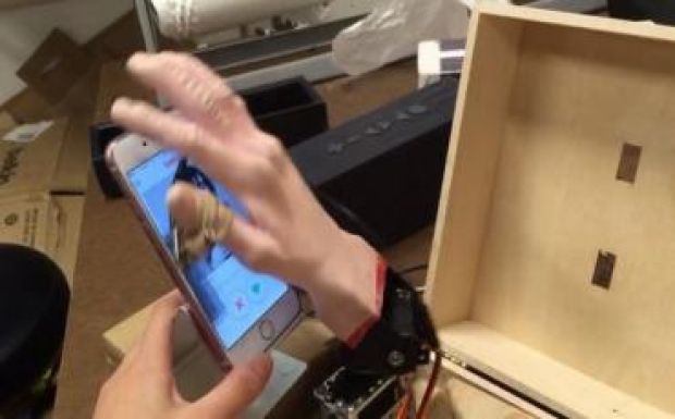 Robotkéz segít a netes párválasztásban