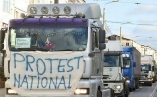 Fuvarozók tüntetnek a bukaresti kormánypalota előtt