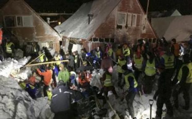Tíz házat sodort el a hógörgeteg