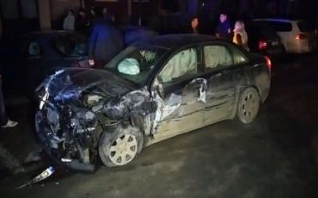 Tíz autót tört össze a fiatal sofőr Szamosújváron