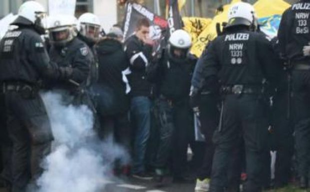 Vízágyúkat kellett bevetni a Kölnben tartott tüntetésen