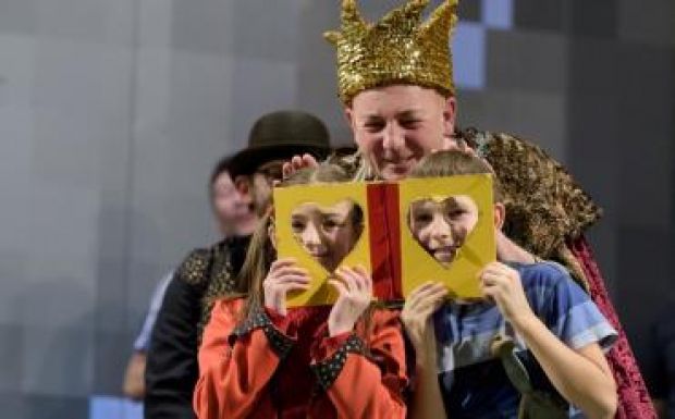 A kétbalkezes varázsló – zenés gyerekelőadás a kolozsvári színházban