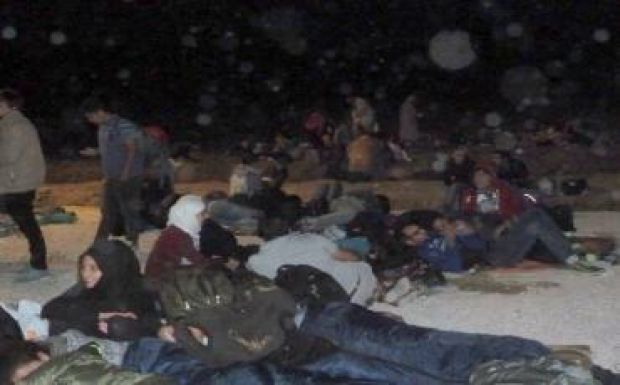 Több száz menekült rekedt a görög-macedón határon