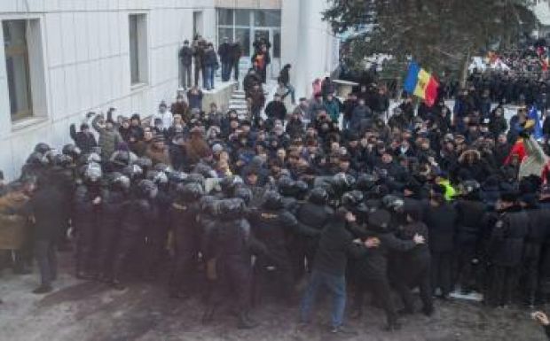 Ostromolják Moldova Köztársaság parlamentjét