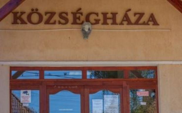 Madéfalván is el kell távolítani a Községháza feliratot