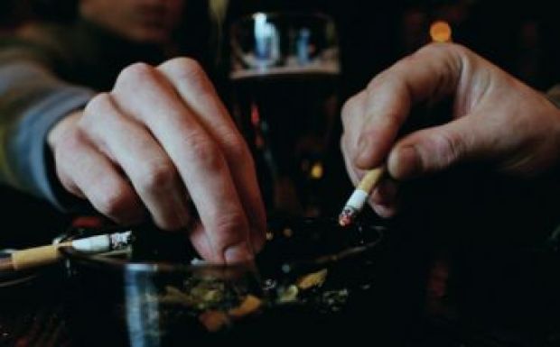 Alkotmányos a dohányzást korlátozó törvény, hamarosan a bárokban sem lehet cigarettázni