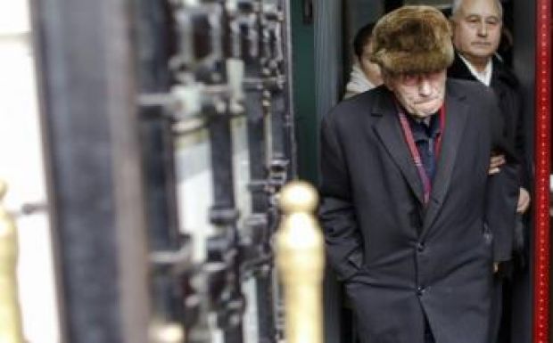 Sírva fakadt a bíróságon a hírhedt börtönparancsnok