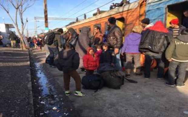 Migránsok bénítják a forgalmat Görögországból Macedónia felé