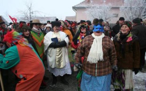 Hargitai farsangfarkát ültek Gyergyóditróban