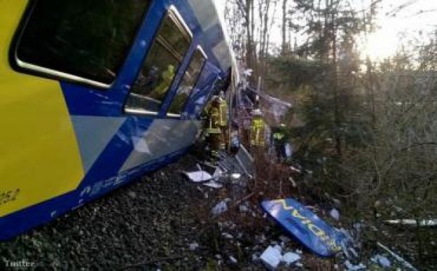 Két halálos áldozata van egy bajorországi vonatbalesetnek