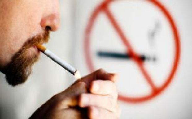 Kétszeresen is büntethetik a munkahelyén rágyújtó dohányost