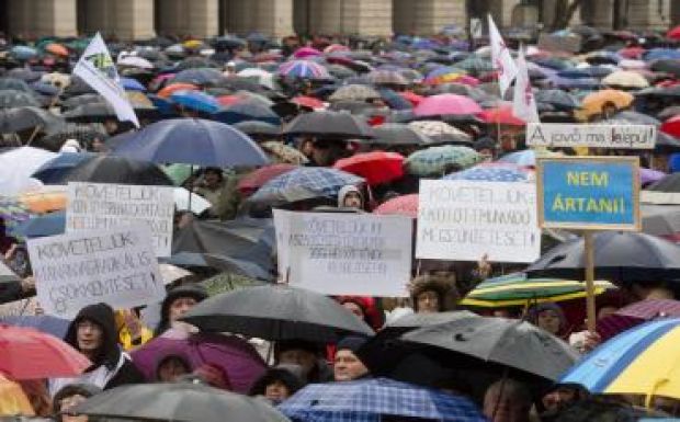 Ezrek tüntettek Budapesten az oktatási rendszer átalakításáért