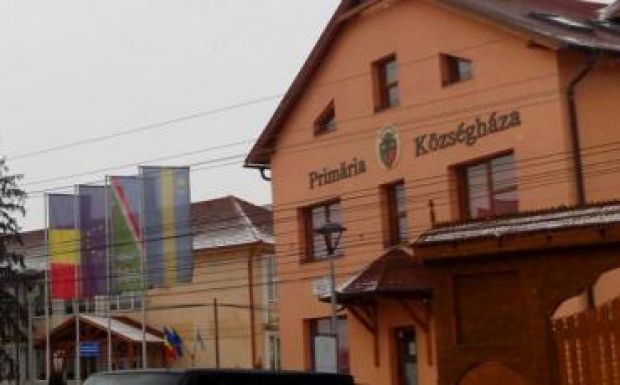 Le kell venni Korondon is a Községháza feliratot